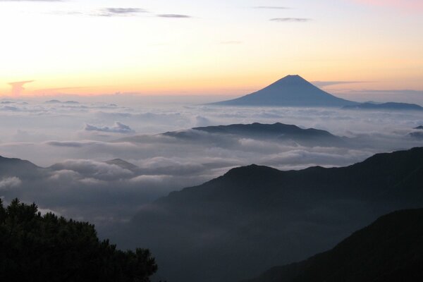 Volcan dans les nuages. Fujiyama. Japon