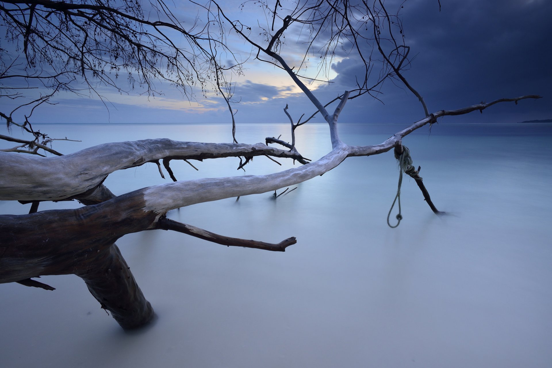 archipel des seychelles île de praslin océan plage nuages arbres