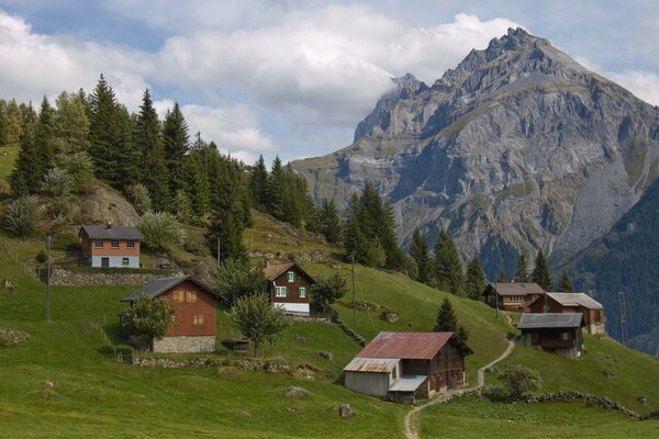 Village Suisse sur fond de montagnes