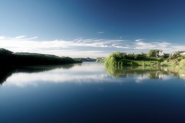 Étang du hameau. Ciel bleu