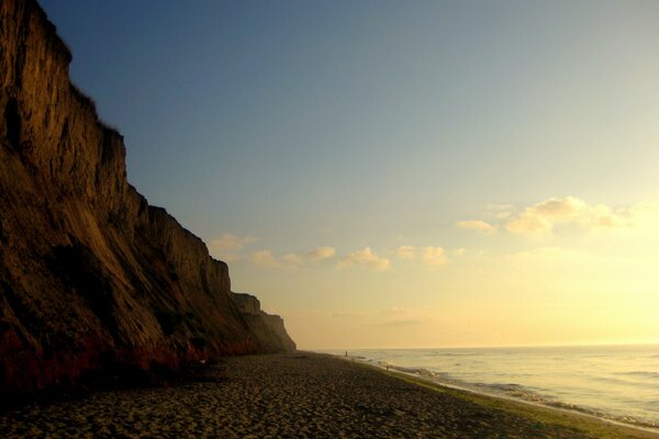 Matin. Bord de mer et falaise