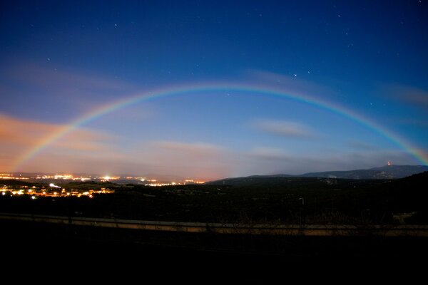 Arc-en-ciel dans le ciel du soir