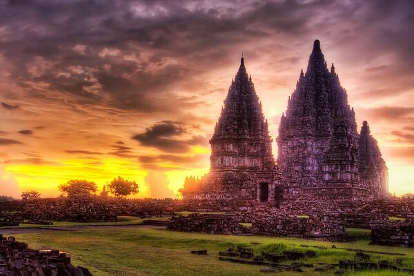 Temple au coucher du soleil sur fond de nuages