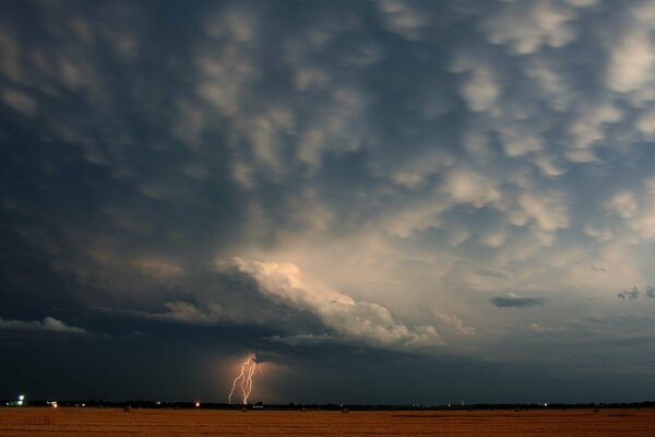 Foudre sur un ciel sombre et sombre