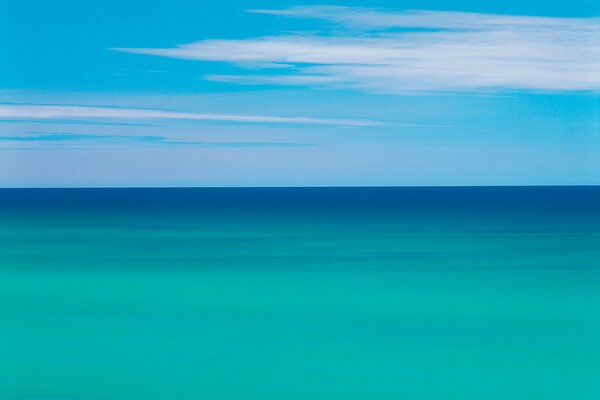 Ligne d horizon et la mer bleue avec des débris