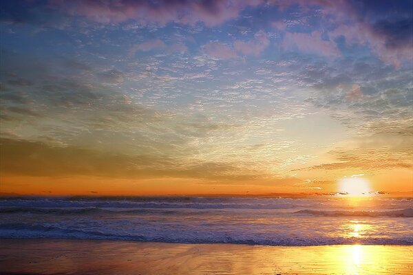 Beau coucher de soleil sur la plage