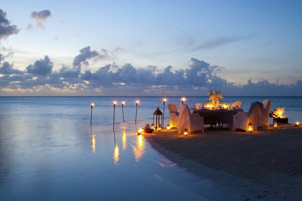 Dîner romantique au bord de l océan