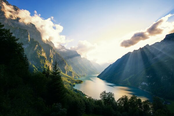 Lac naturel klontalersee en Suisse