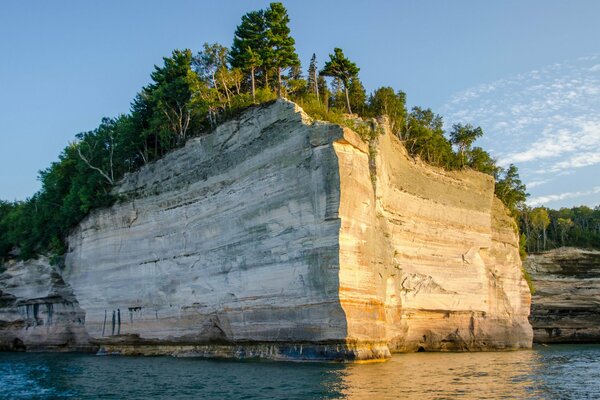 Ciel rocher arbres lac