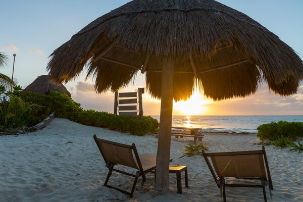 Paradis tropical au bord de la mer et coucher de soleil