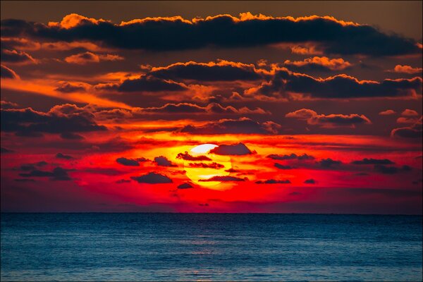 Coucher de soleil rouge sur la mer en Crimée