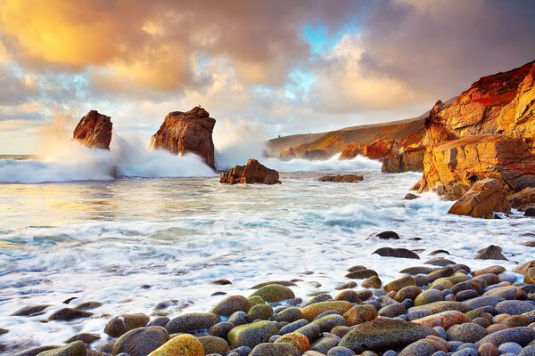 Au bord des vagues au coucher du soleil