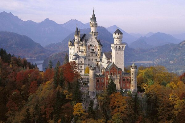 Château en Allemagne sur fond d arbres d automne