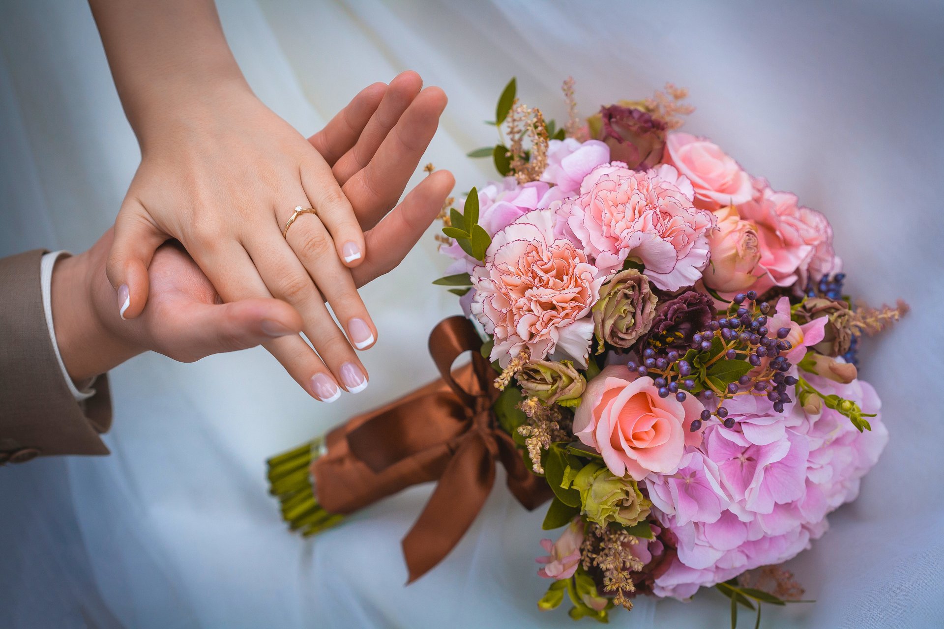 fleurs roses mariage amour mains bouquet