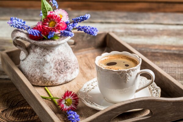 Nature morte avec des fleurs et une tasse de café