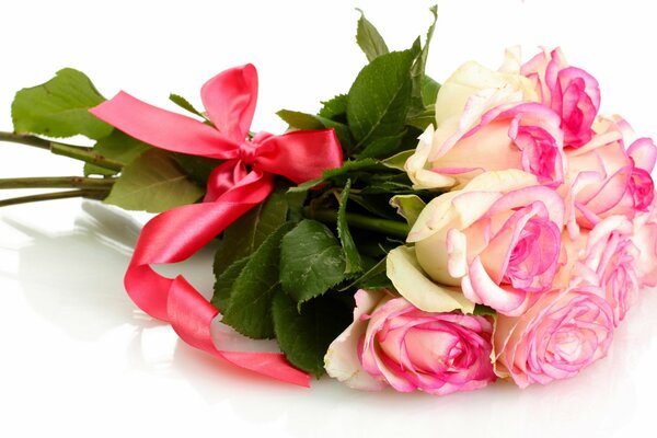 Bouquet de roses blanches nouées avec un ruban rose