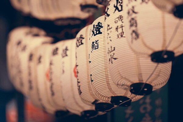 Lanternes chinoises avec des hiéroglyphes