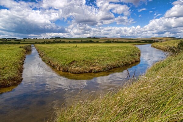 Ciel avec des nuages au-dessus de l embouchure de la rivière