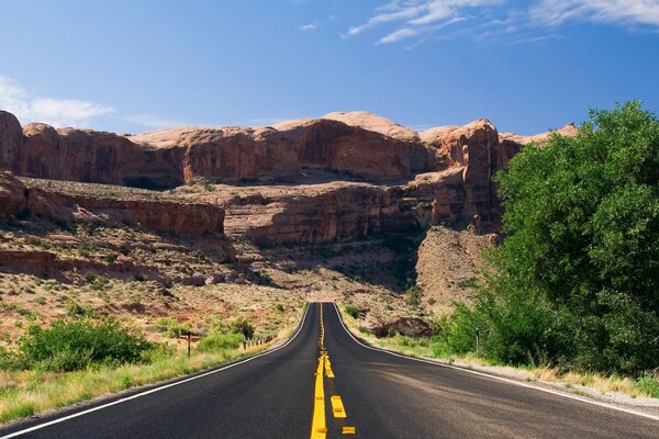 Roches, vue magnifique, route vers nulle part