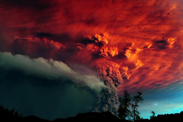 Éruption volcanique dans le ciel rouge