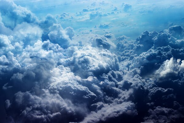 Cirrus dans le ciel bleu