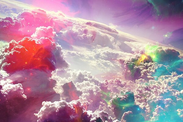 Nuages lumineux dans le ciel au-dessus de la terre