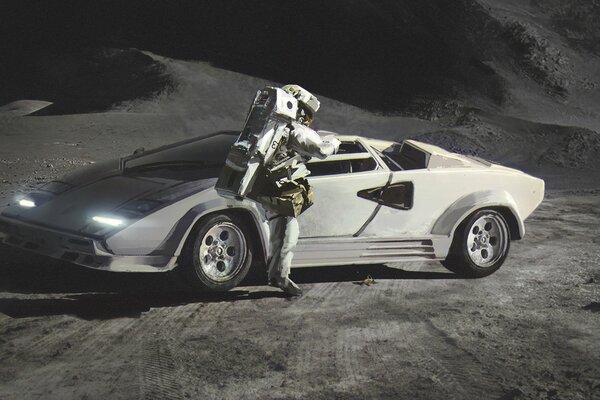Lamborghini et l astronaute sur la surface de la lune