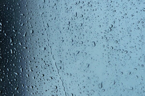 Gouttes de pluie sur le verre
