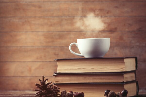 Couper sur une tasse de thé après avoir lu des livres