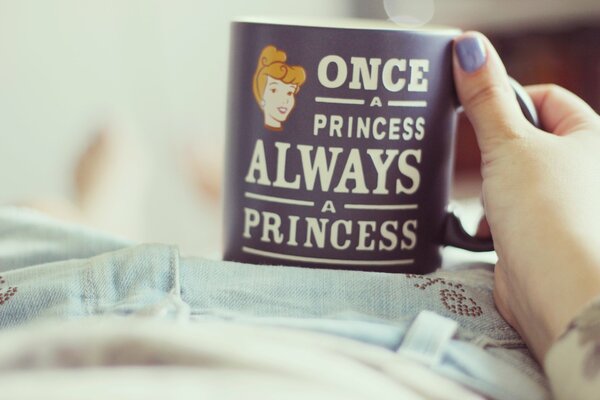 Tasse pourpre avec inscription en anglais