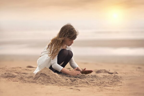 Fille engagée dans la créativité sur la plage