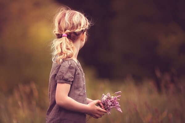 Photo d une fille avec des fleurs au milieu de la forêt