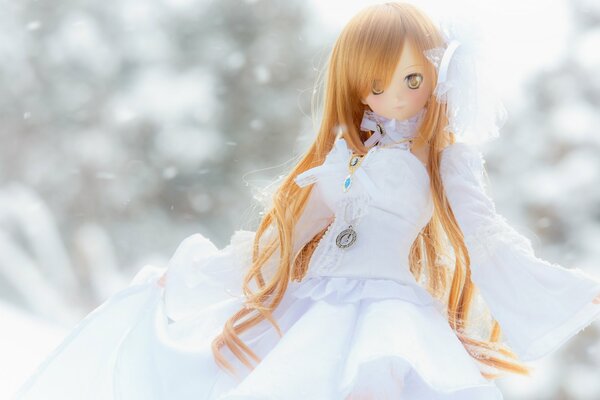 Image d une poupée en robe blanche sur fond d hiver