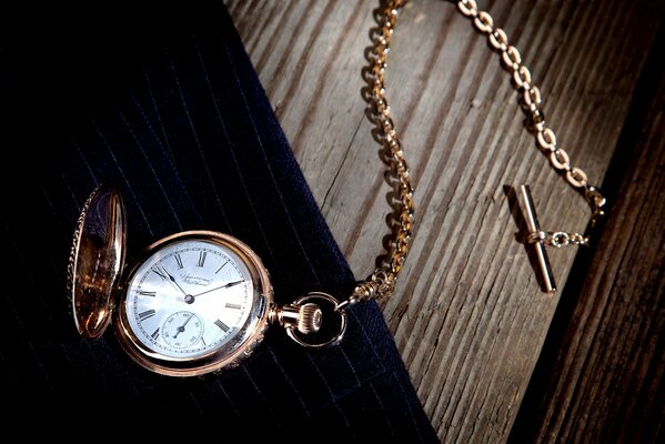 Montre de poche Vintage avec chaîne sur table