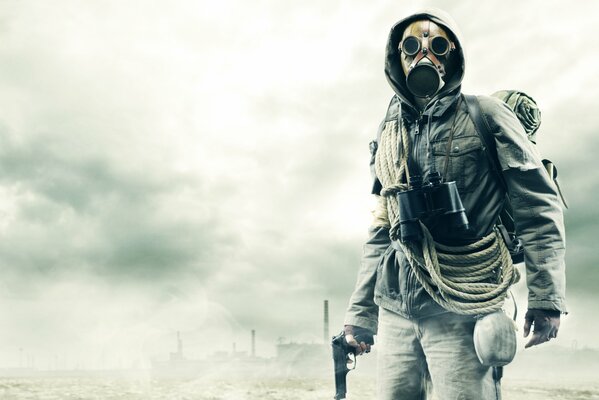 Homme post-apocalyptique dans un masque à gaz avec un pistolet