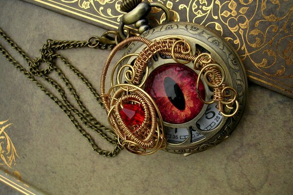 Montre de poche pendentif en forme d oeil