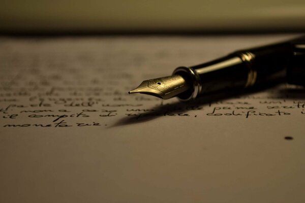 Beau stylo sur une feuille avec du texte