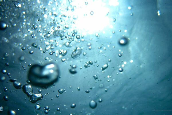 Bulles dans l eau profonde bleue
