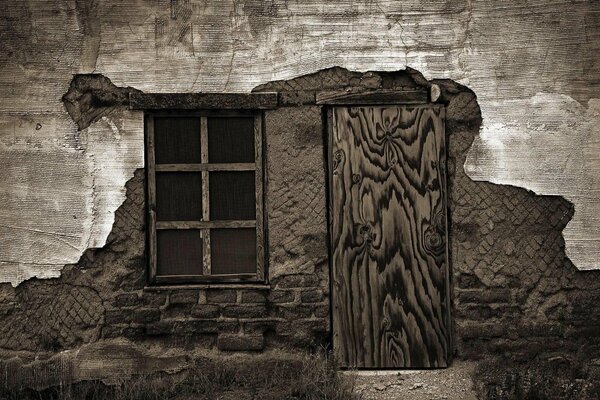 Mur délabré d une vieille maison avec fenêtre et porte