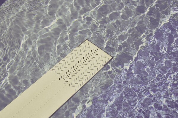 Tremplin sur les ondulations de l eau dans la piscine