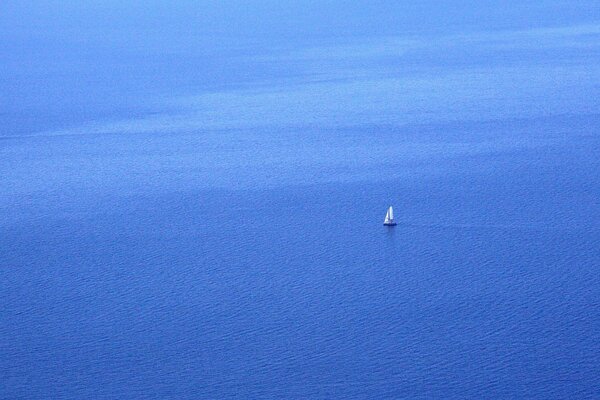 Voilier solitaire dans la mer bleue