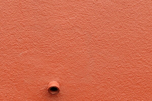 Il y a un mur et un tuyau qui sort
