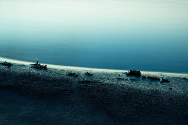 Au bord de la mer de l eau bleue
