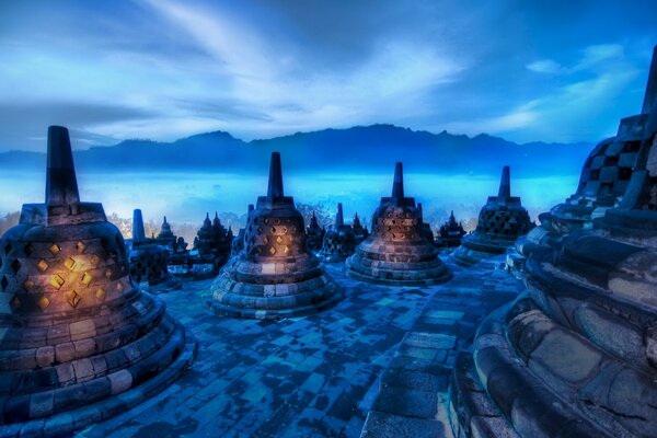 Structures fantaisistes dans le brouillard bleu
