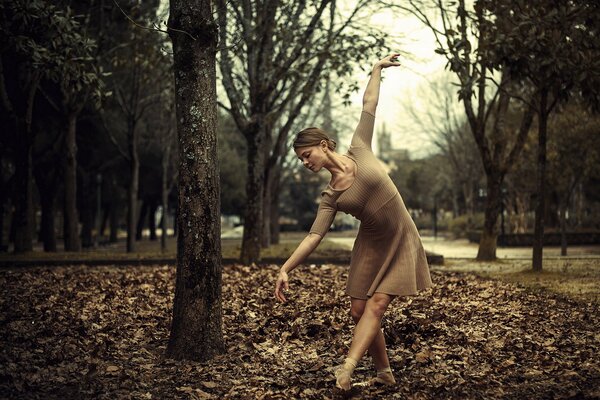 La jeune fille danse sur les feuilles d automne
