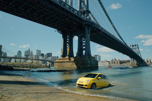 La voiture sous le pont sort de l eau