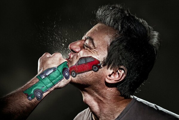 Le poing frappe un homme au visage peint de la machine