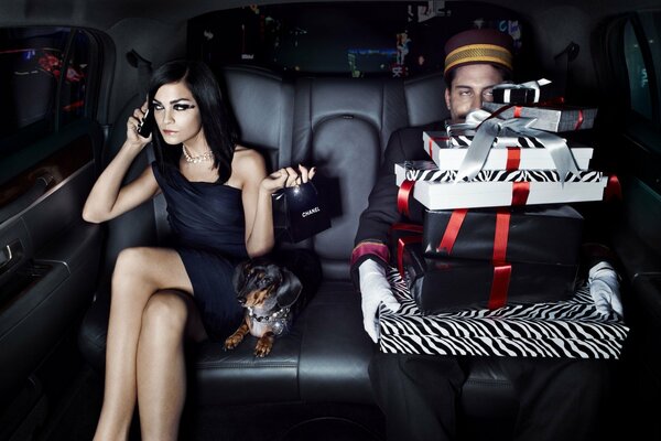 La fille et le gars dans la voiture avec le chien