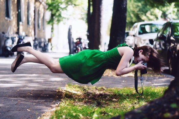 Flottant fille prend des photos de l herbe