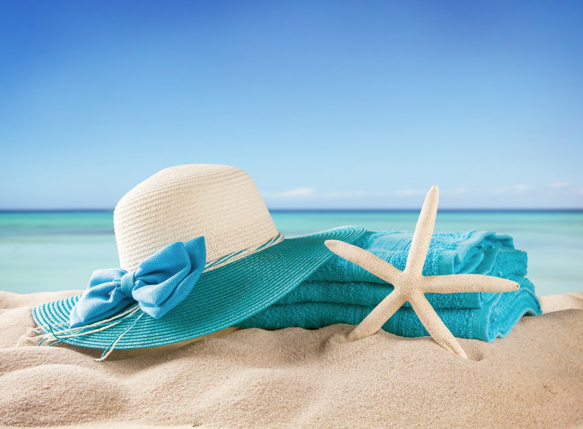 l été les vacances la plage les accessoires la mer le soleil les étoiles les vacances l été le sable chapeau serviette